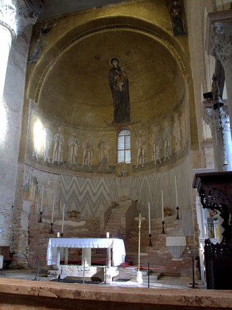 Absyda, podwyższenie, tron (bema) w średniowiecznej bazylice Santa Maria Assunta w Torcello źródło