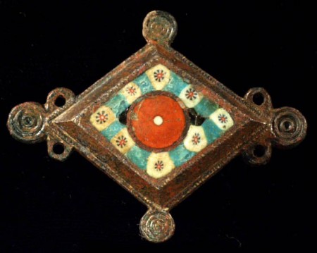 Fragment rzymskiej fibuli z II w zdobiony szkłem. Źródło. 