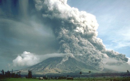 Pyroclastic_flows_at_Mayon_Volcano