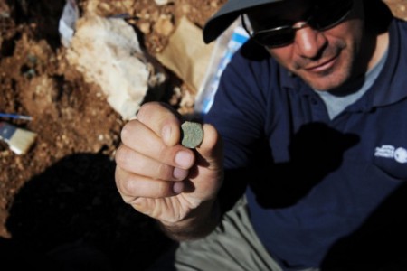 Na zdjęciu Pablo Betzer, z IAA District Archaeologist trzyma jedna z odnalezionych monet. Źródło