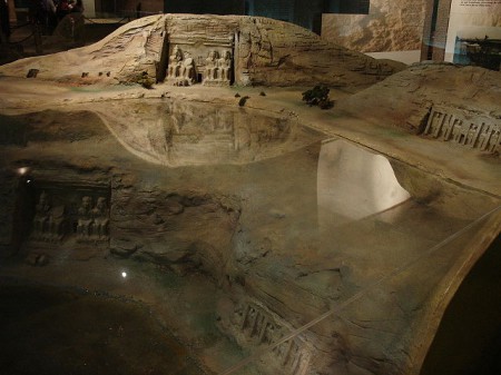 Fen model pokazuje gdzie świątynie były pierwotnie, a gdzie stoją dzisiaj. Źródło.