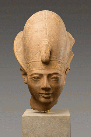 Faraon Amenmese w błękitnej koronie. Panował w XIII w.p.n.e. Źródło.