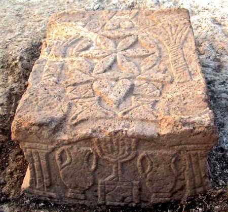 Kamienny stół z synagogi w Magdali. Źródło.