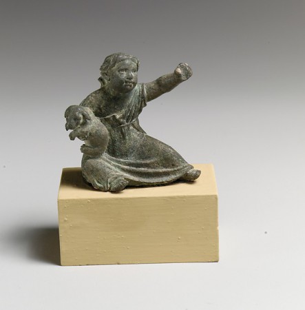 Brązowa figurka dziecka z przełomu er. Może to być mała Rzymianka lub Greczynka. Źródło.