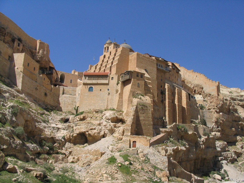 Mar Saba przyklejony do skał nad Cedronem. Źródło