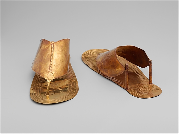 Złote sandały egipskie datowane na 1479–1425 B.C. Źródło