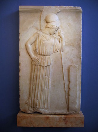 Atena ubrana w peplos. Źródło