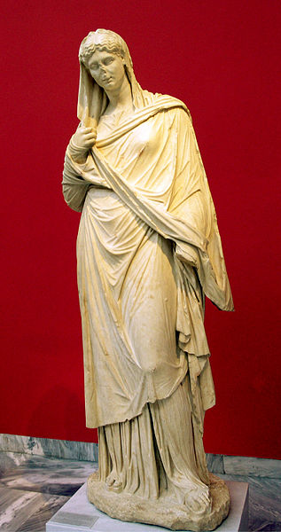 Kobieta w chitonie i himationie. Rzymska kopia greckiej rzeźby z III w p.n.e. Źródło