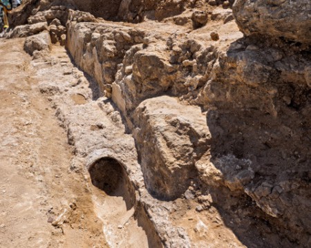 Wodociąg jerozolimski który dostarczał miastu wodę przez ponad 2000 lat. Źródło