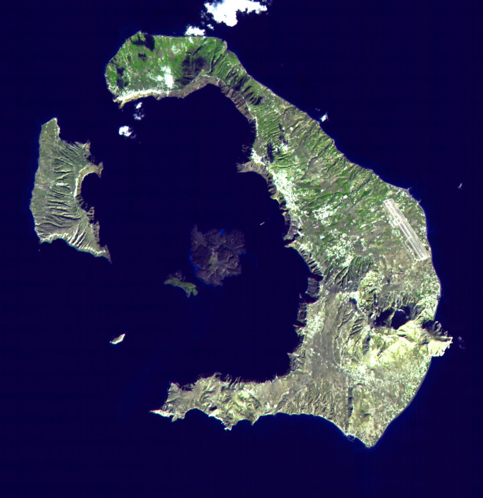 Santoryn i pozostałe wysepki oraz kaldera - pozostałowsi starozytnej wyspy i to co urosło w ciągu 3600 lat działaności wulkanicznej na Therze. Źródło