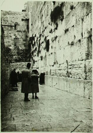 Mur Zachodzni - Ściana Paczu w 1920 roku.National Library of Israel. Domena publiczna.